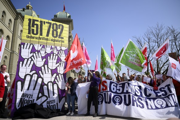 Die Schachteln mit Unterschriften fotografieren vor das Bundeshaus, waehrend die uebergabe der Unterschriften fuer das Referendum gegen die AHV-Reform, , am Freitag, 25. Maerz 2022, vor der Bundeskanz ...