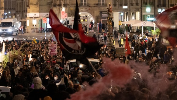 Ungefaehr 1000 Personen ziehen bei einem antifaschistischen "Abendspaziergang" durch die Stadt Bern, am Samstag, 22. Oktober 2022. (KEYSTONE/Str)