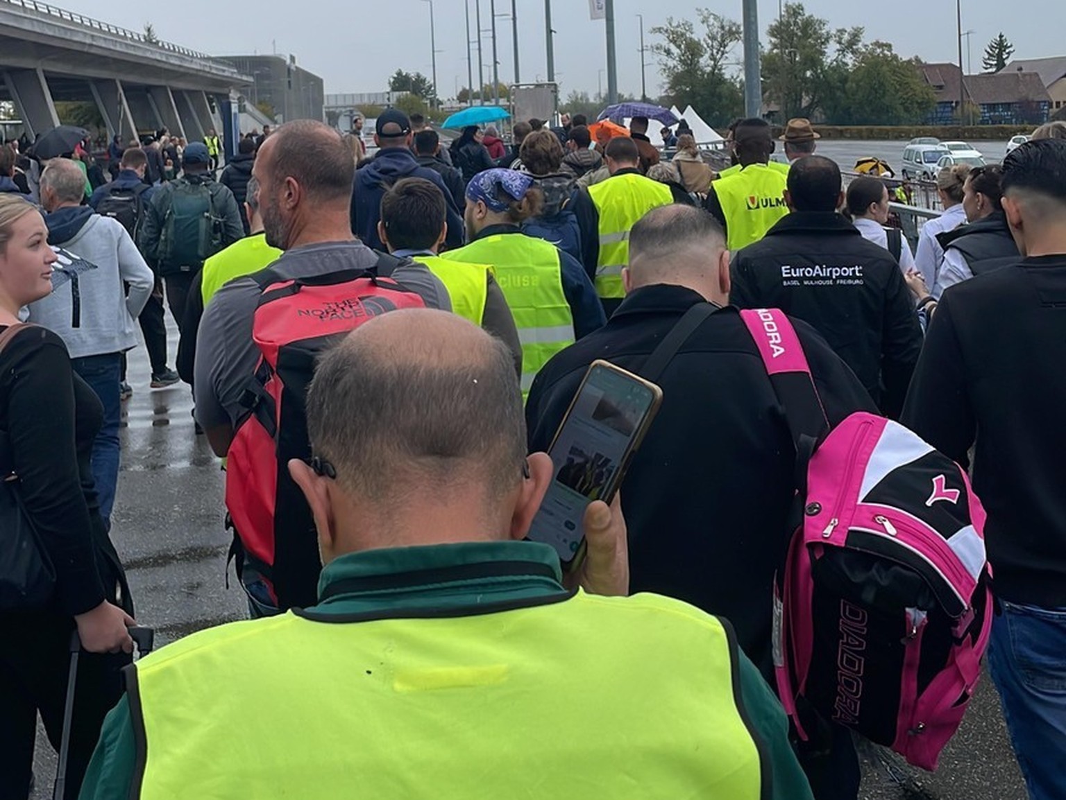 Ein User schickte ein Foto der Lage am Flughafen Basel-Mulhouse am Donnerstagnachmittag.