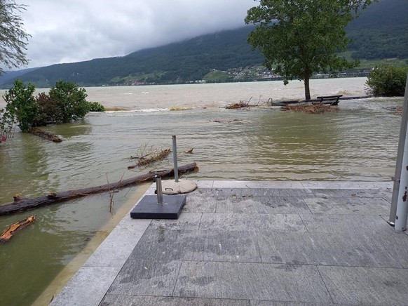 Der Bielersee tritt über die Ufer, Hochwasser in der Schweiz