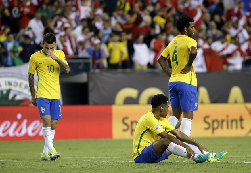 Die Brasilianer können es nicht fassen: Schon nach der Vorrunde ist Schluss.