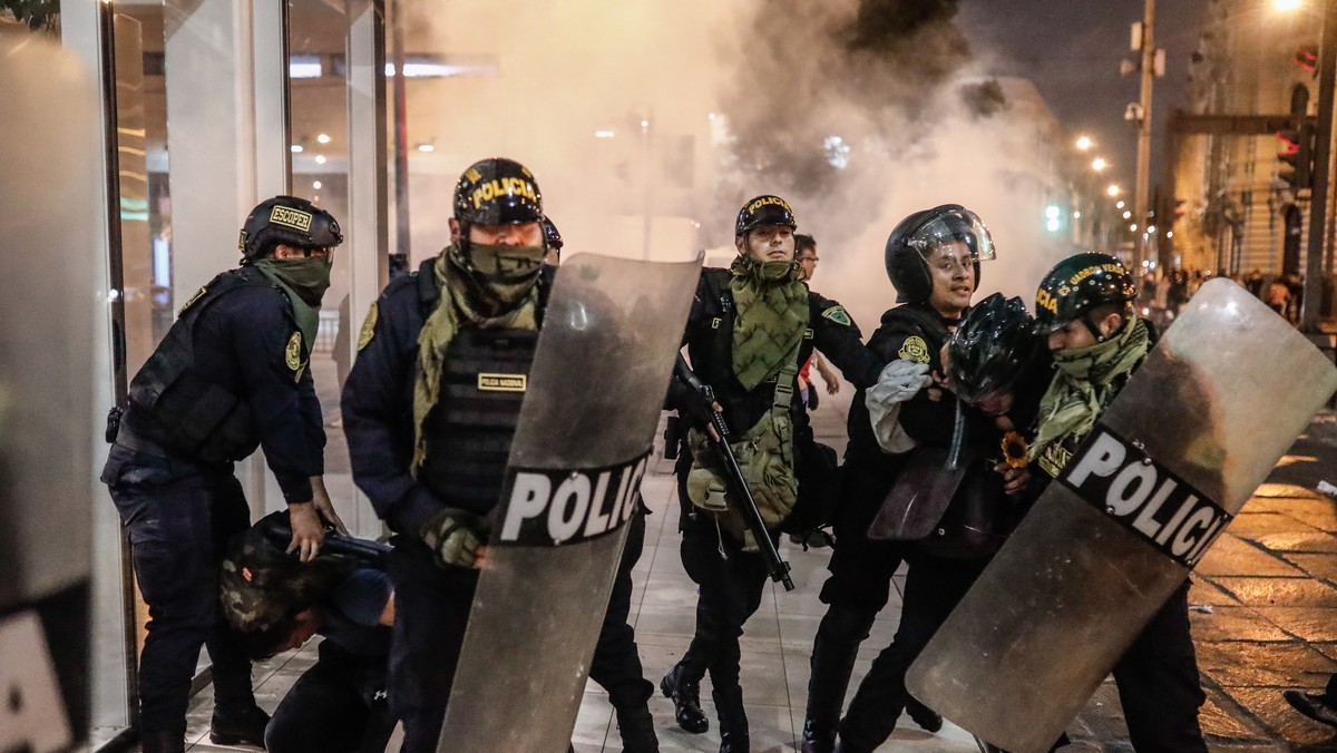 epa10367946 Police officers confront protesters outside the Palace of Justice in Lima, Peru, 15 December 2022. At least six protesters have died in the first 20 hours after the state of emergency was  ...