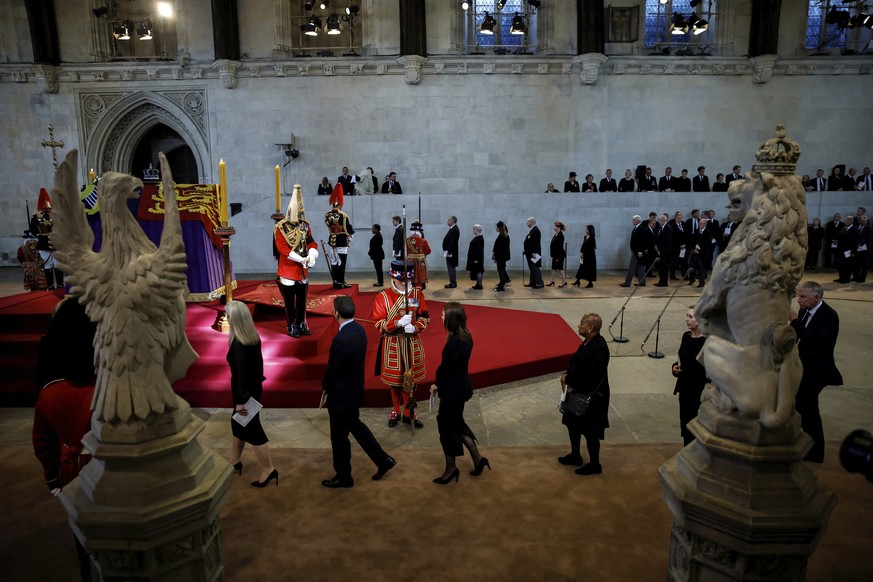 People queue to pay respect to the coffin of Britain&#039;s Queen Elizabeth II after the procession arrived at Westminster Hall from Buckingham Palace for her lying in state, in London, Britain, Wedne ...