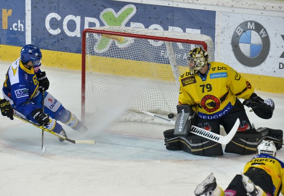 Der Puck zappelt im Netz zur 1:0 Führung für Davos, beobachtet vom hilflosen Berner Torhüter Daniel Manzato (Leihgabe vom HC Lugano bis Ende Saison).