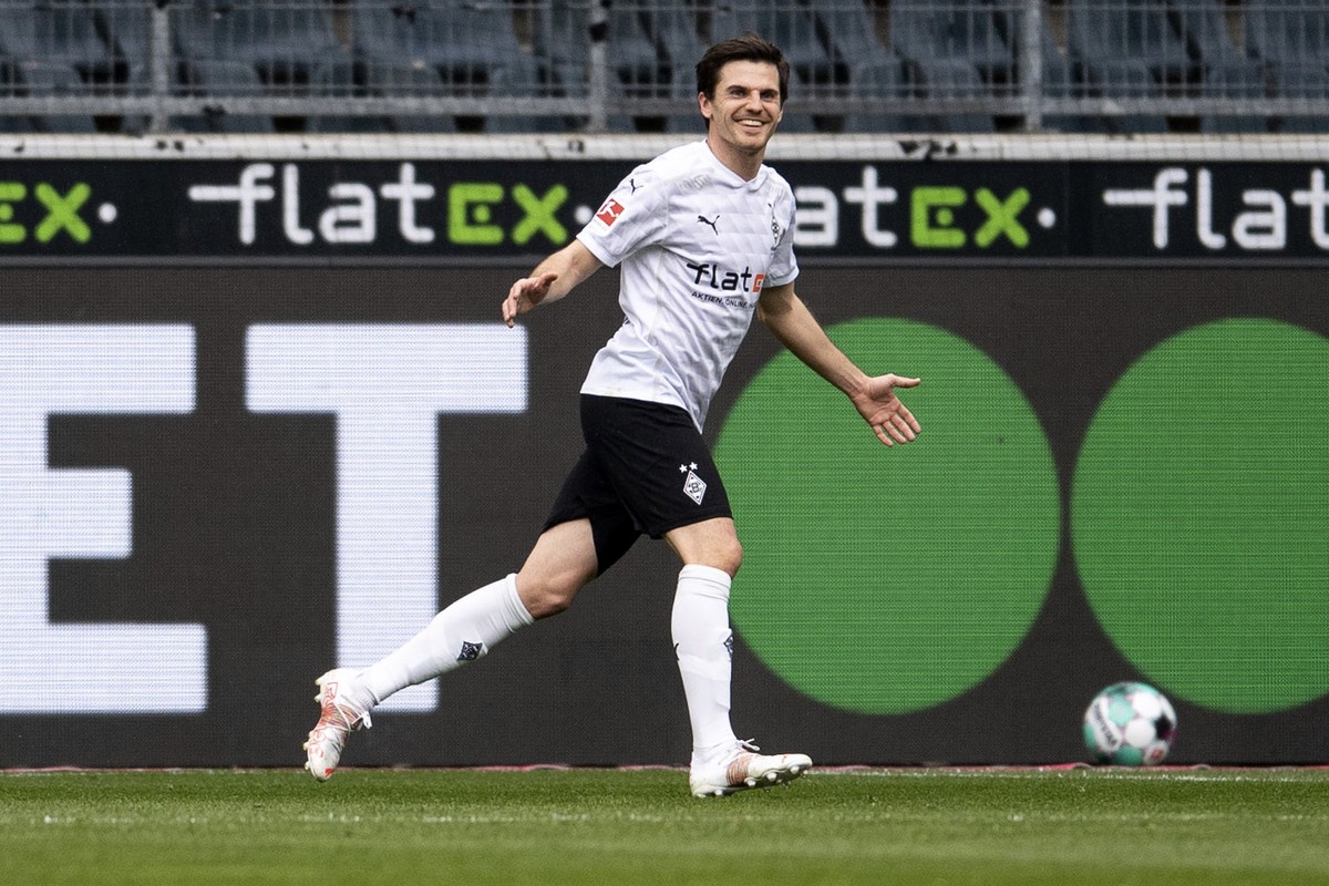 Monchengladbach's Jonas Hofmann celebrates scoring during the Bundesliga soccer match between Borussia Monchengladbach and Eintracht Frankfurt at Borussia-Park, Monchengladbach, Germany, Saturday ...