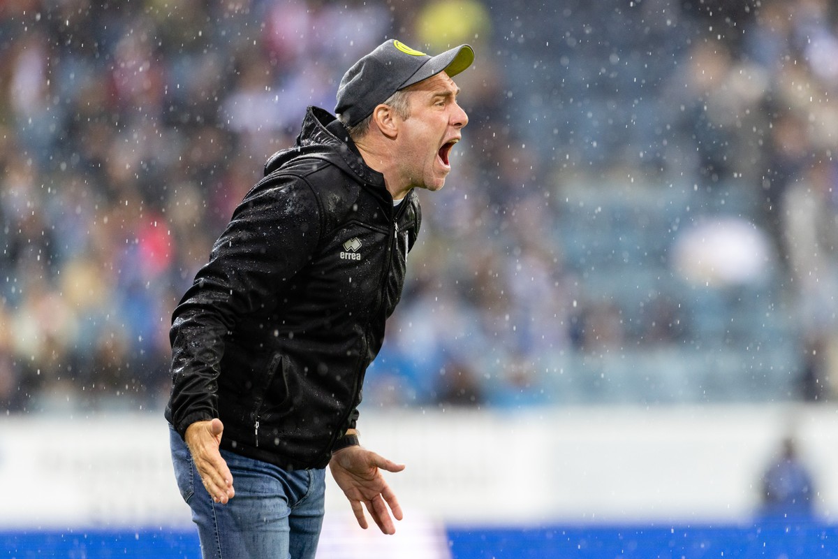 Trainer Mattia Croci-Torti (LUG) gibt Anweisungen im Fussball Meisterschaftsspiel der Swiss Super League zwischen dem FC Luzern, FCL, und dem FC Lugano, LUG, am Sonntag, 4. Mai 2025 im Swissporarena i ...