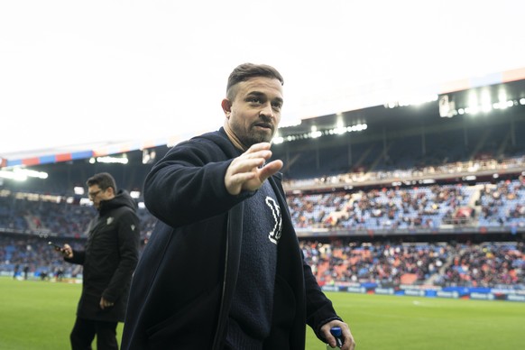 Der gesperrte Xherdan Shaqiri vom FC Basel begruesst die Fans im Stadion vor dem Fussball Meisterschaftsspiel der Swiss Super League zwischen FC Basel 1893, FCB, und FC Thun, FCT, im Stadion St. Jakob ...