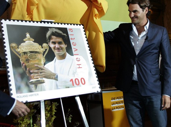 JAHRESRUECKBLICK 2007 - WIRTSCHAFT - SCHWEIZ POST SONDERBRIEFMARKE ROGER FEDERER: Ulrich Gygi, CEO Swiss Post, left, and Roger Federer, right, present the special Roger Federer stamp in the town hall  ...