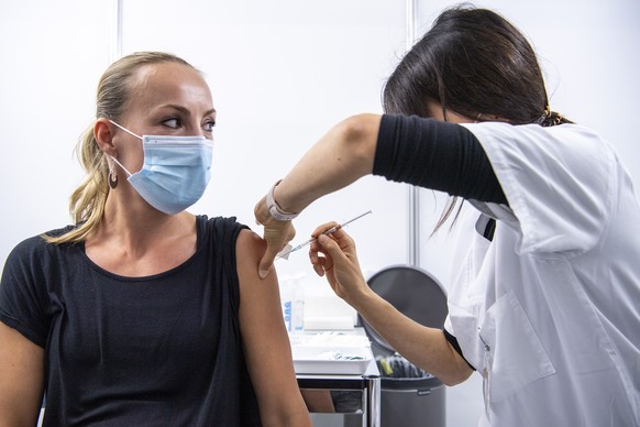 Pflegefachfrau Barbara Kuhn, rechts, spritzt Angela Baumann den Impfstoff Janssen von Johnson &amp; Johnson, am Montag, 11. Oktober 2021, in Thun. Der sogenannte Vektor Impfstoff Covid-19 Vaccine Jans ...