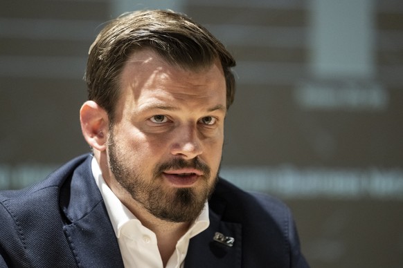 Pascal Signer, COO, spricht an der Saison Medienkonferenz des SC Bern am Montag, 25. August 2025 in der Postfinance Arena in Bern. Am 9. September spielt der SCB sein erstes Spiel der Saison 2025/26 a ...