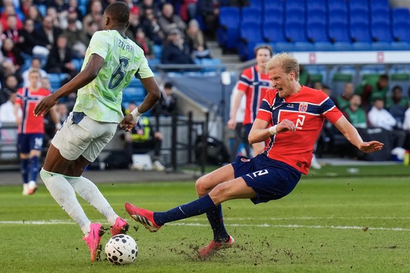 epa12862142 Morten Thorsby (R) of Norway and Switzerland's Denis Zakaria in action during a friendly soccer match between Norway and Switzerland at the Ullevaal Stadium in Oslo, Norway, 31 March  ...