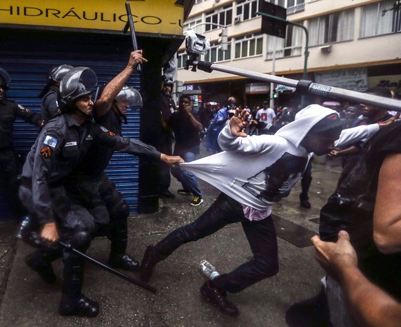Stundenlange Strassenschlachten nach dem Tod des Tänzers in Rio.