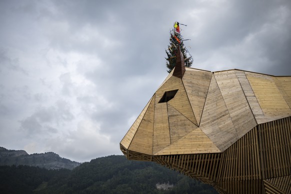 Muni Max und der Gabentempel des Eidgenoessischen Schwing- und Aelplerfestes 2025 Glarnerland+, am Freitag, 15. August 2025, in Mollis. (KEYSTONE/Gian Ehrenzeller)