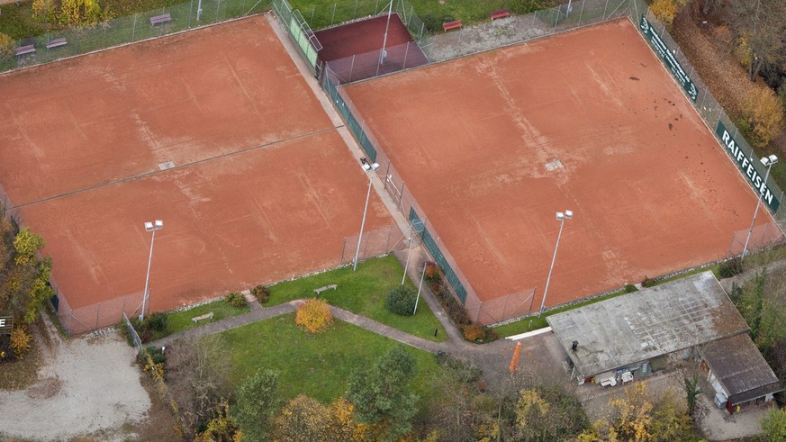 A train on the Olten-Aarau railway line rides past the Bally tennis courts in Schoenenwerd in the canton of Aargau, Switzerland, pictured on November 5, 2010. (KEYSTONE/Alessandro Della Bella)

Ein Zu ...