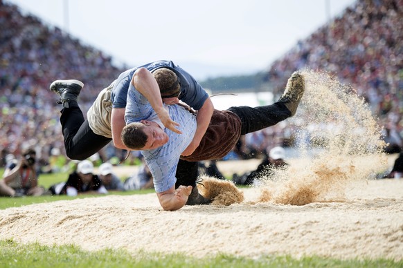 JAHRESRUECKBLICK 2016 - SPORT - Matthias Glarner, links, und Armon Orlik, rechts, im Schlussgang beim Eidgenoessischen Schwing- und Aelplerfest (ESAF) Estavayer 2016 in Payerne, am Sonntag, 28. August ...