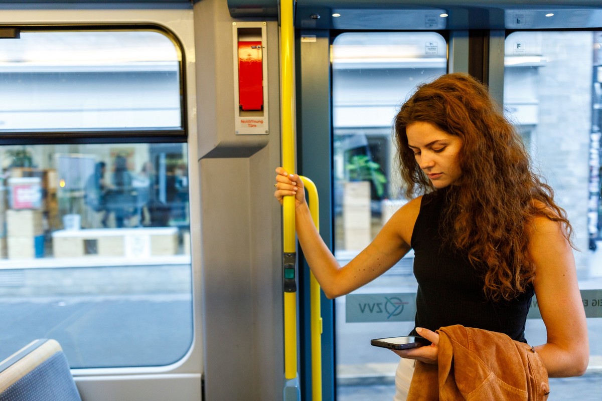 öv tram zug passagierin