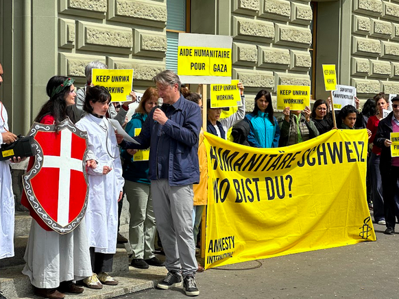 Petitionsübergabe zum Gazastreifen und UNRWA von Amnesty International Schweiz in Bern am Montag, 29. April.