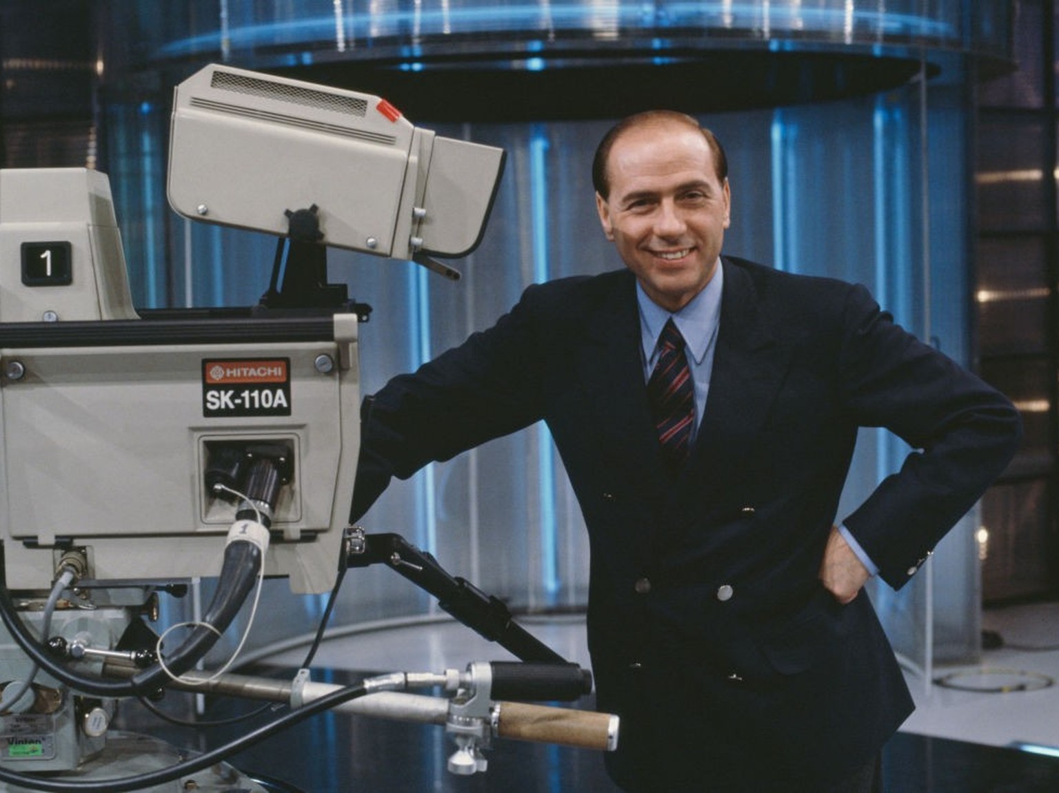Silvio Berlusconi sur le plateau de Canale 5 à Milan, où sera enregistrée la première émission de la nouvelle chaîne de télévision française « La Cinq ». (Photo by frederic meylan/Sygma via Getty Imag ...