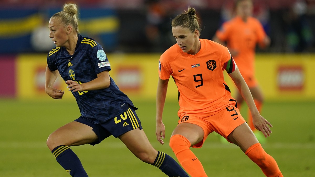 epa10062695 Sweden's Hanna Bennison (L) in action against the Netherlands' Vivianne Miedema (R) during the Group B match of the UEFA Women's EURO 2022 between the Netherlands and Sweden ...