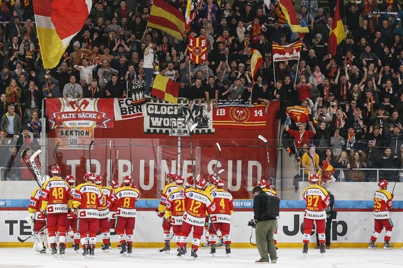 Biels Spieler feiern mit ihren Fans nach dem Sieg im Eishockey Viertelfinal Cupspiel zwischen dem EHC Biel und dem SC Bern, am Dienstag, 21. November 2017, in der Tissot Arena in Biel. (KEYSTONE/Peter ...