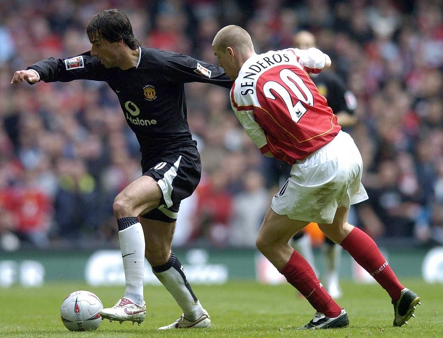 Manchester United's Ruud van Nistelrooy, left, controls the ball past Arsenal's Philippe Senderos during the FA Cup Final at the Millennium Stadium, Cardiff, Saturday May 21, 2005. (KEYSTONE ...