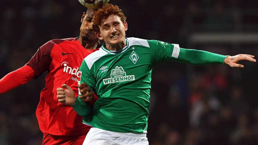 epa07322797 Bremen&#039;s Joshua Sargent (R) in action against Frankfurt&#039;s Sebastien Haller (L) during the German Bundesliga soccer match between SV Werder Bremen and Eintracht Frankfurt in Breme ...