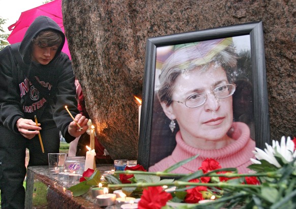 Russian journalist Anna Politkovskaya was killed in her apartment building on Saturday. Police says that the murder is possibly tied to her investigative reportings.Politkovskaya was found dead with a ...