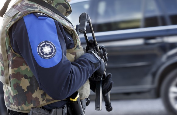 ARCHIVBILD ZUR MK DES BUNDESRATES ZUR TERRORISMUSBEKAEMPFUNG, AM FREITAG, 14. SEPTEMBER 2018 - A Swiss border guards controls the area at the Bardonnex border, due to a high level of alert, in Bardonn ...