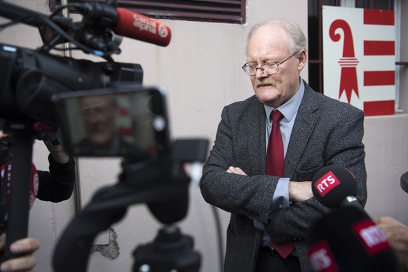 Pierre-Andre Comte, droite, secretaire general du Mouvement autonomiste jurassien, MAJ, parle apres avoir pris connaissance du resultat du recours sur le vote du 18 juin ce lundi 5 novembre 2018 a Mou ...