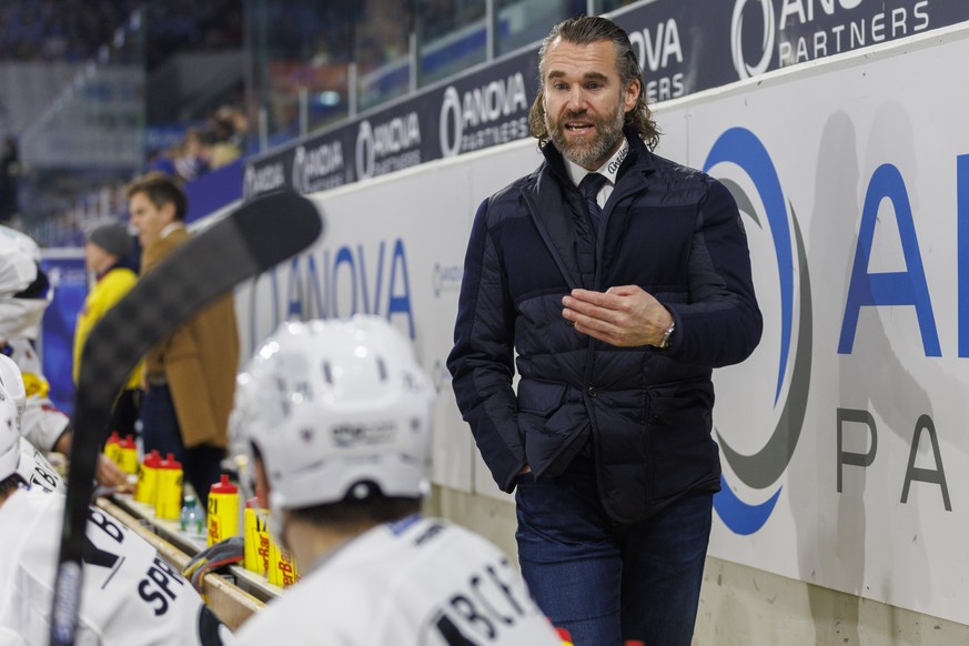 Fribourg-Gotteron Cheftrainer Christian Dube waehrend dem Eishockey-Meisterschaftsspiel der National League zwischen dem EHC Kloten und dem HC Fribourg-Gotteron am Dienstag, 1. November 2022, in Klote ...