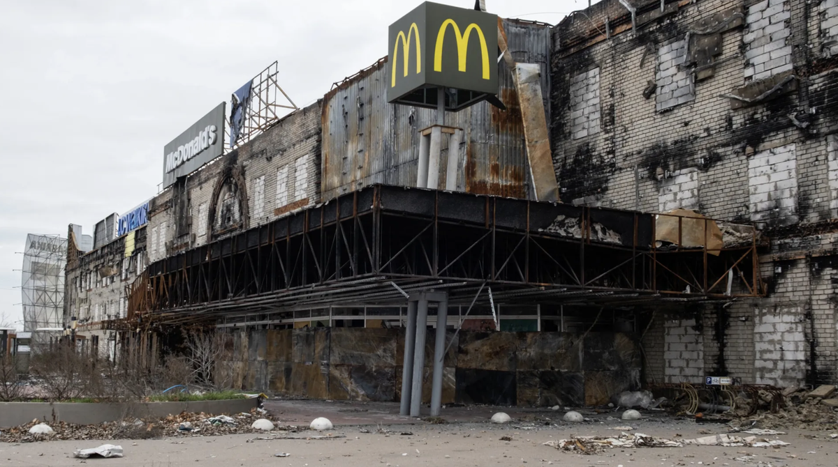Das zerstörte Einkaufszentrum "Fabrika" in Cherson (Archivbild): Auch ein McDonald's-Restaurant wurde bei russischem Beschuss beschädigt.