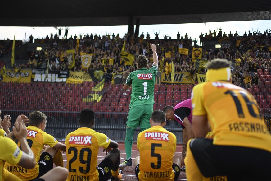Berner Torhueter Marco Woelfli, Mitte, freut sich mit den Fans und den Spielern ueber den Sieg nach dem Fussball Meisterschaftsspiel der Super League zwischen dem Grasshopper Club Zuerich und den Bern ...