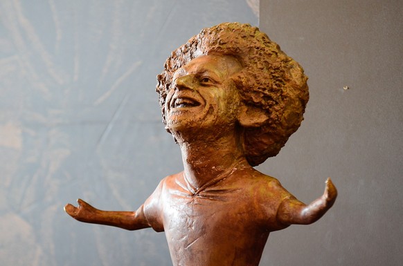 epa07142830 A sculpture of Liverpool and Egypt football player Mohamed Salah is displayed at the World Youth Forum in Sharm El-Sheikh, Egypt, 05 November 2018. Egyptian sculptor Mai Abdallah unveiled  ...