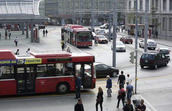 ARCHIV - ZUR BEVOELKERUNGSBEFRAGUNG &quot;STADTVERKEHR&quot; STELLEN WIR IHNEN FOLGENDES BILDMATERIAL ZUR VERFUEGUNG, AM DIENSTAG, 19. MAERZ 2019 - Verkehr rollt ueber den Bahnhofplatz in Bern, am Son ...