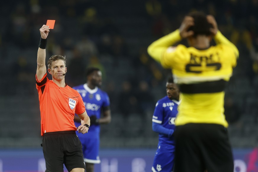 Schiedsrichter Lukas Faehndrich zeigt Olivier Mambwa (YB) die rote Karte im Super League Spiel zwischen dem BSC Young Boys und dem FC Lausanne-Sport, am Samstag, 17. Januar 2026 im Stadion Wankdorf in ...