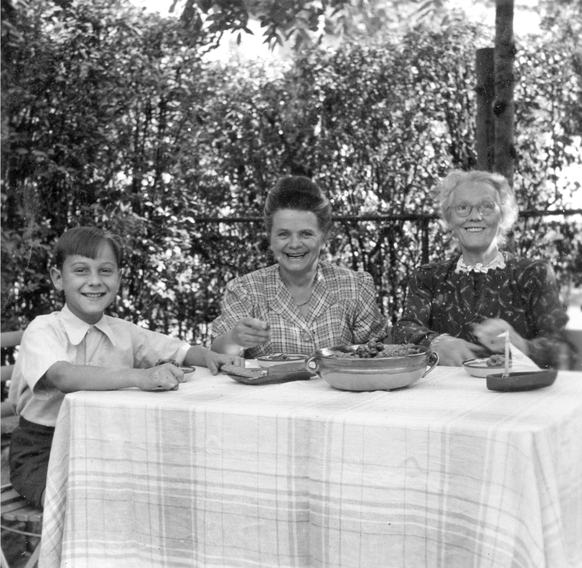 Gerhard Sauder im Sommer 1947 beim «Zvieri» mit seiner Gastmutter und der Nachbarin.