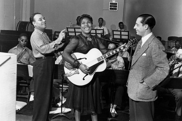 Sister Rosetta Tharpe Lucky Millinder, Moe Gayle 1941 Gospel Rhythm&#039;n&#039;Blues gitarre http://afropolitain-magazine.com/sister-rosetta-tharpe-the-godmother-of-rock-and-roll/
