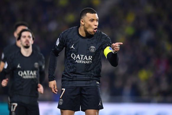 epa11162361 Paris Saint Germain&#039;s Kylian Mbappe celebrates after scoring the 0-2 goal during the French Ligue 1 soccer match between FC Nantes and Paris Saint Germain in Nantes, Western France, 1 ...