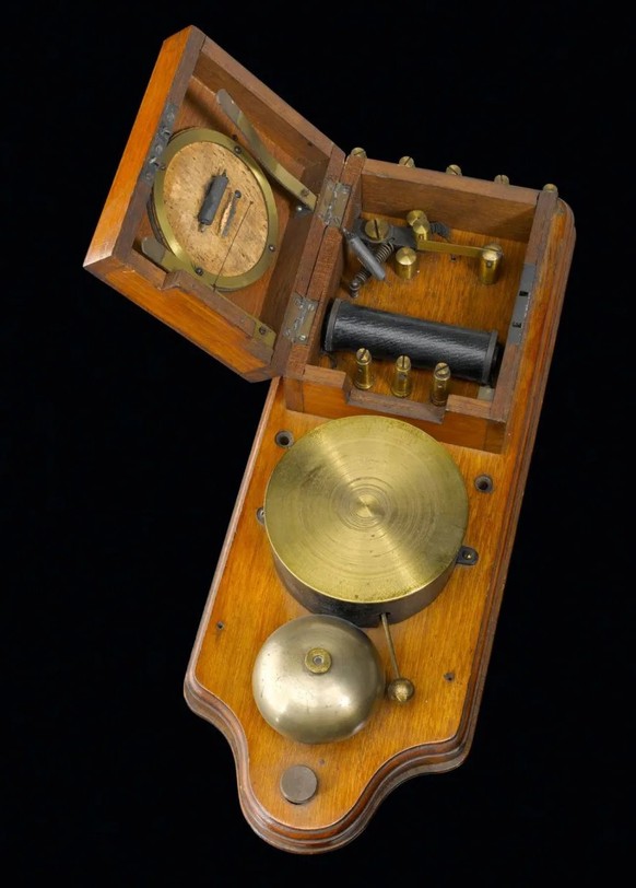 Ein früher Telefonapparat aus der Werkstatt Theiler: Heute in London ausgestellt.
https://collection.sciencemuseumgroup.org.uk/objects/co33037/early-set-of-telephone-apparatus