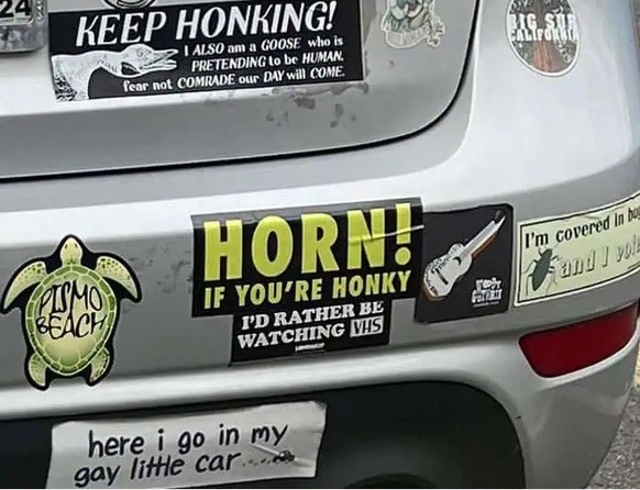 Okay bei diesen Autoaufklebern mussten wir lachen. 
https://pleated-jeans.com/2024/09/18/hilarious-bumper-stickers/