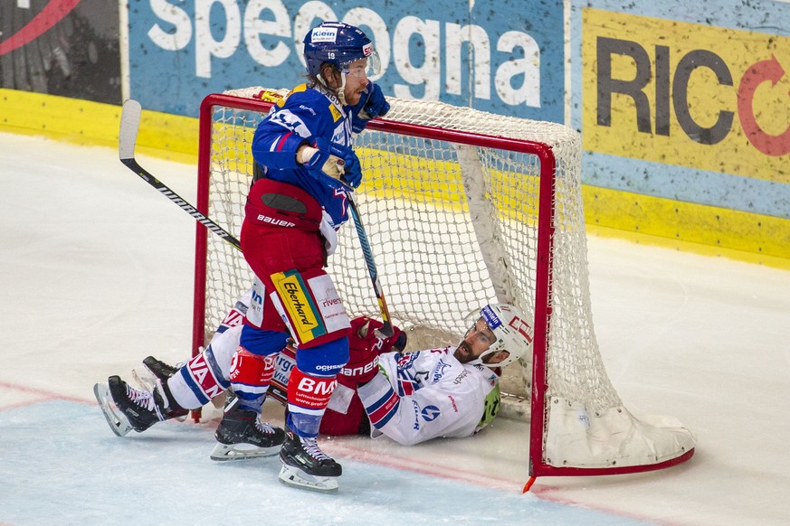 EHC Kloten Stuermer Steve Kellenberger, stehend, befoerdert SC Rapperswil-Jona Lakers Stuermer Antonio Rizzello ins Tor im dritten Eishockey Spiel der Ligaqualifikation der National League zwischen de ...