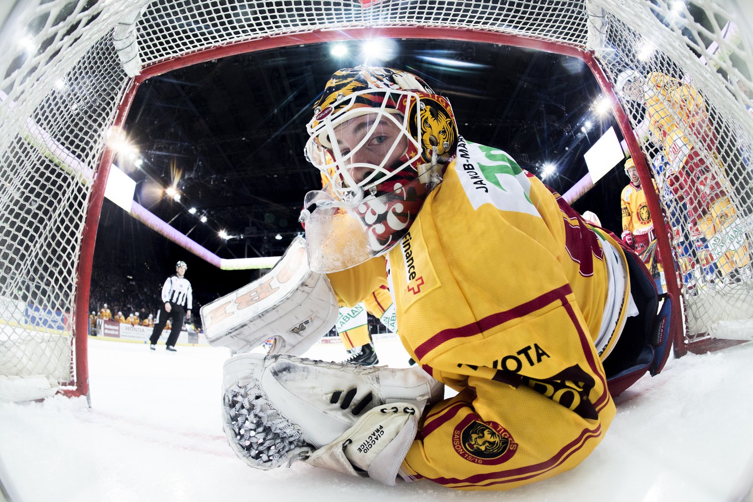 Damiano Ciaccio der Tigers, blickt nach dem 2:1 fuer ZSC enttauscht in die Torkamera, im Eishockeyspiel der National League A zwischen den ZSC Lions und den SCL Tigers, am Dienstag, 23. Februar 2016,  ...