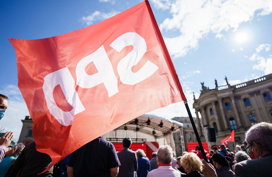 epa09432514 A spectator waves a flag during an election rally of the Social Democratic Party (SPD) on Bebelplatz square in Berlin, Germany, 27 August 2021. Germany elects a new parliament on 26 Septem ...