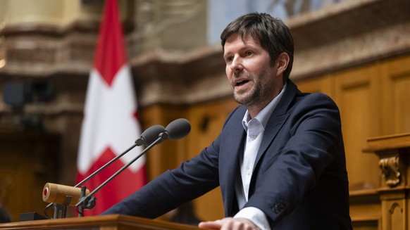 Nationalrat Kilian Baumann, GP-BE, spricht waehrend der Debatte ueber die Volksinitiative "Fuer eine Einschraenkung von Feuerwerk", waehrend der Wintersession der Eidgenoessischen Raete, am  ...