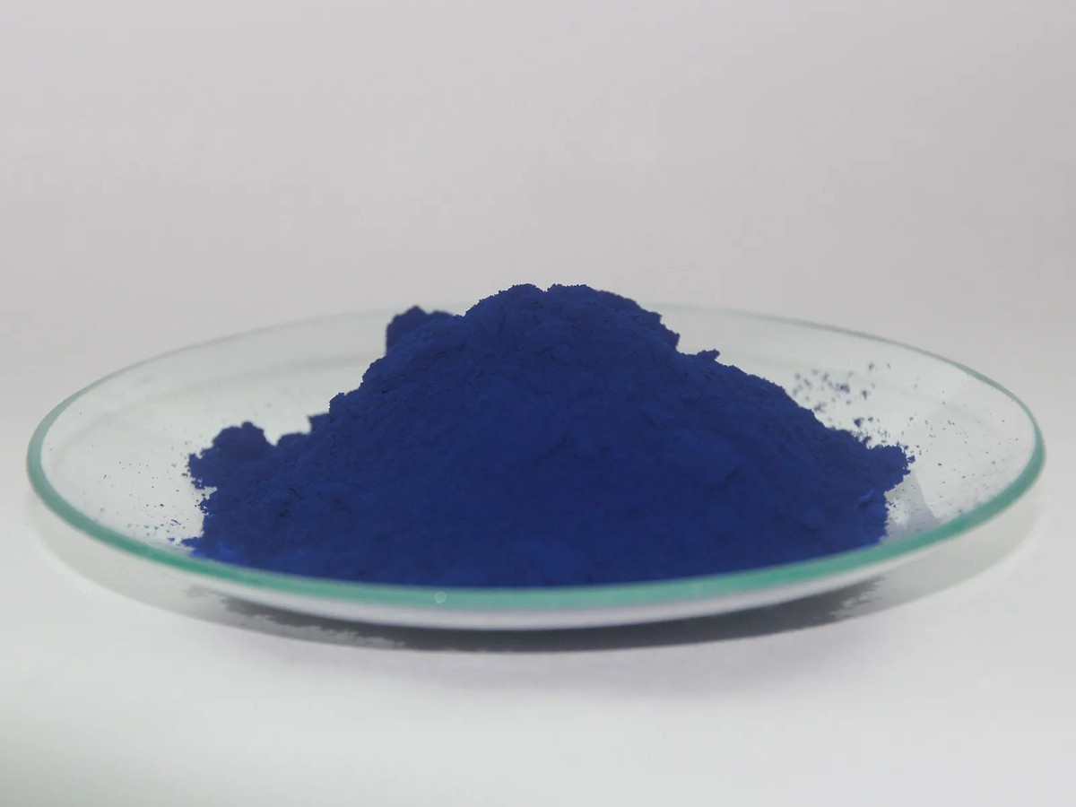 Le bleu de Prusse (appelé aussi en allemand bleu de Berlin) a révolutionné le monde des couleurs au début du 18e siècle.
https://commons.wikimedia.org/wiki/File:Pigment_Berliner_Blau.JPG