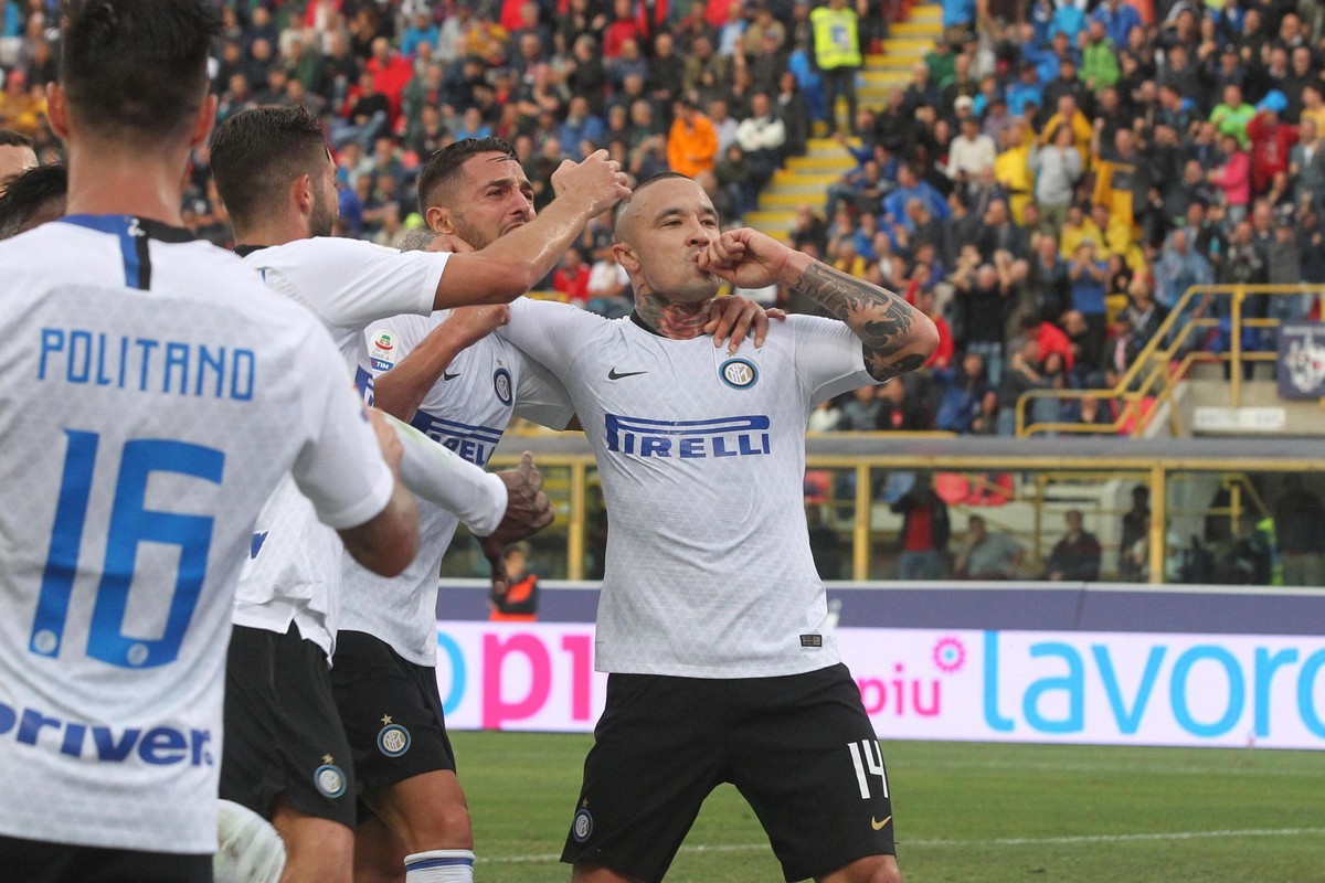epa06990923 Inter's Radja Nainggolan (R) celebrates with teammates after scoring the lead goal during the Italian Serie A soccer match between Bologna FC and Inter FC at Dall'Ara stadium in  ...