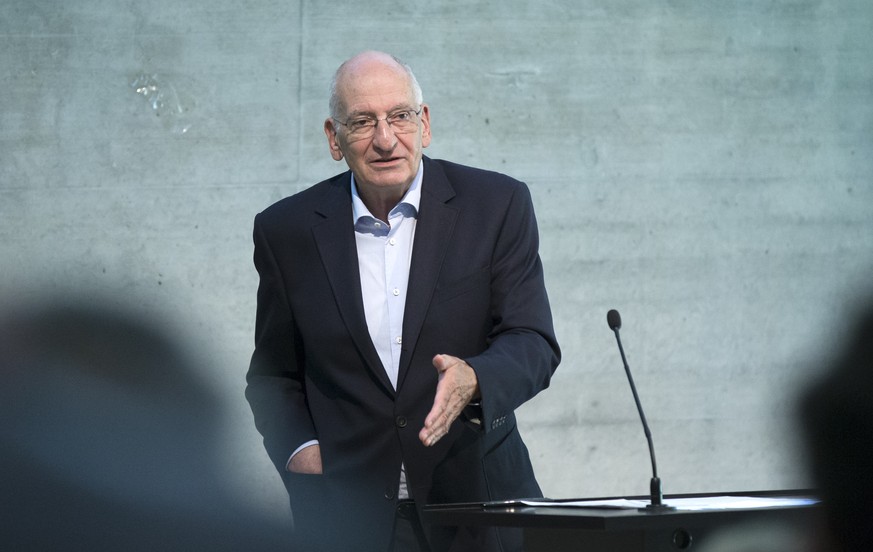 Alt-Bundesrat Pascal Couchepin spricht bei einer Europadebatte der NEBS (Neue Europaeische Bewegung Schweiz), am Samstag, 18. Oktober 2014, in Fribourg. (KEYSTONE/Peter Klaunzer)