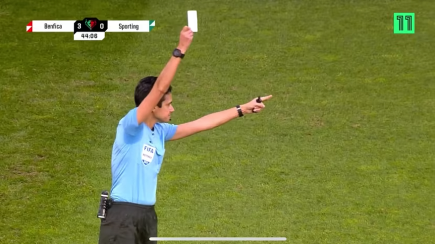So will Portugal Fairplay fördern: Schiedsrichterin Catarina Campos zückt die weisse Karte.