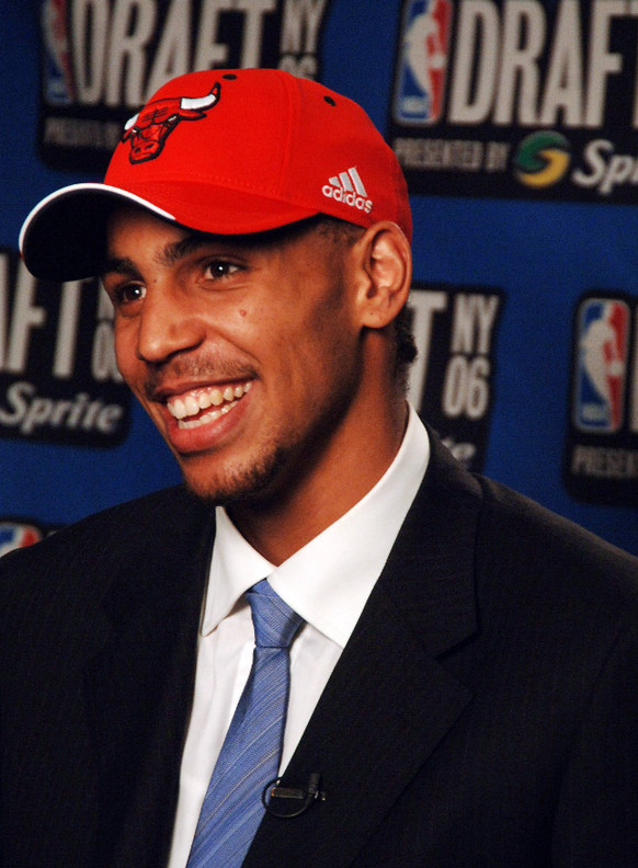 Thabo Sefolosha am Draftabend mit dem Hut der Chicago Bulls.