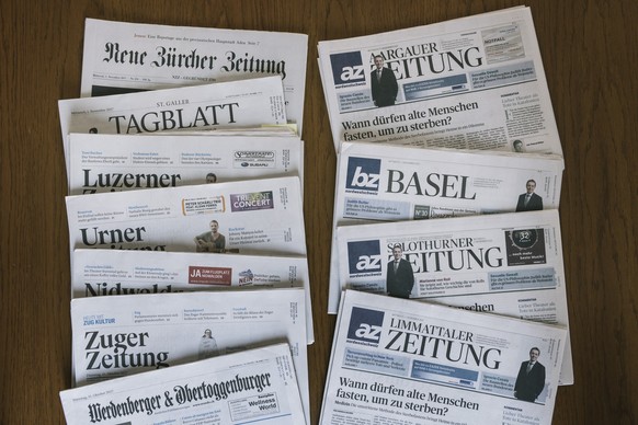 ARCHIV -- ZUM OPERATIVEN START DES JOINT VENTURES CH MEDIA AM MONTAG, 1. OKTOBER 2018, STELLEN WIR IHNEN FOLGENDES BILDMATERIAL ZUR VERFUEGUNG -- Zeitungen der AZ Medien und der NZZ Mediengruppe liege ...